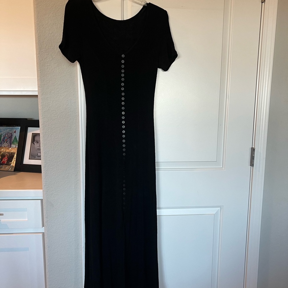 Black Buttoned Dress for versatile wear - Elegant and comfortable!